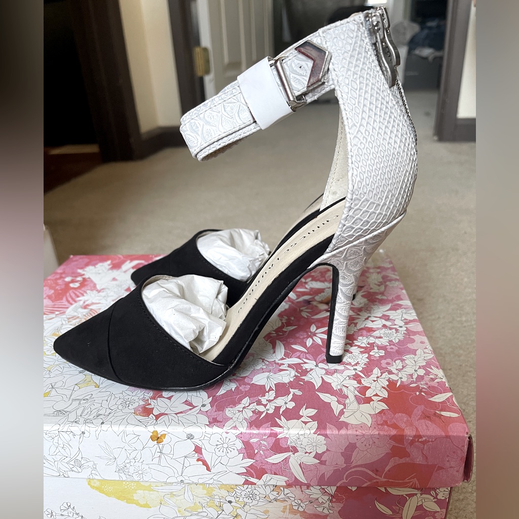 Chinese Laundry “Solitaire” Pump Heel Size 6